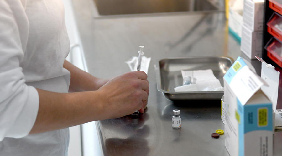 Una persona manipulant unes vacunes (SFGA)