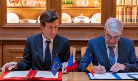 Els ministres, francès i andorrà, signant la renovació del conveni