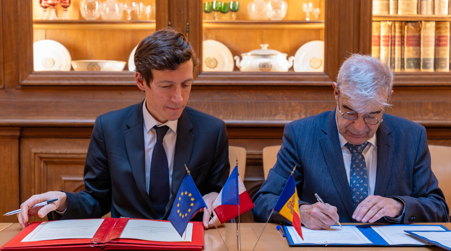 Els ministres, francès i andorrà, signant la renovació del conveni