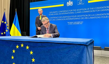 L'ambaixador, Vicenç Mateu, en la signatura del conveni