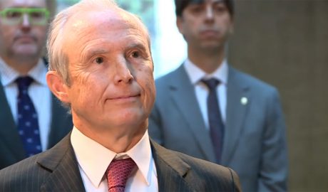 Víctor Torre de Silva i López de Letona durant l'acte de jurament