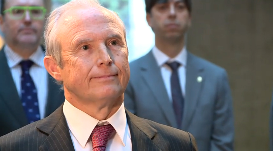 Víctor Torre de Silva i López de Letona durant l'acte de jurament (RTVA)