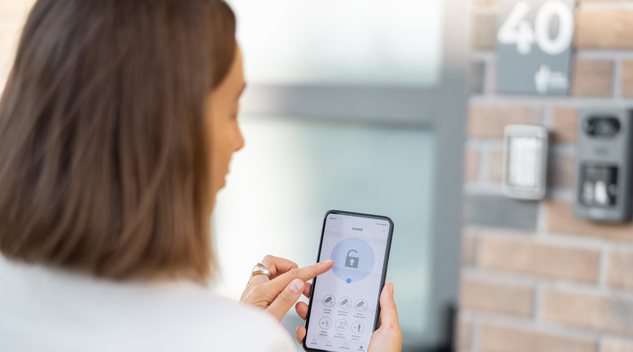 Una dona controlant el sistema de seguretat des del mòbil