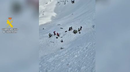 Unitat aèria de la Guàrdia Civil pentinant la zona on s'ha produït l'allau que ha causat tres morts, a Panticosa