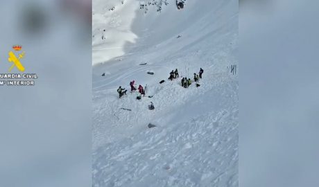 Unitat aèria de la Guàrdia Civil pentinant la zona on s'ha produït l'allau que ha causat tres morts, a Panticosa