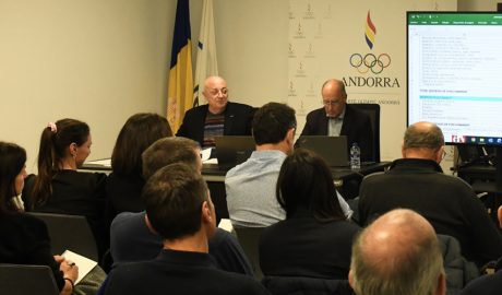 A l'esquerra, el president del Comitè Olímpic Andorrà durant l'assemblea