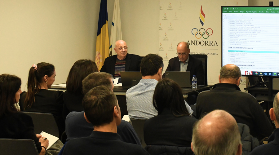 A l'esquerra, el president del Comitè Olímpic Andorrà durant l'assemblea (COA)