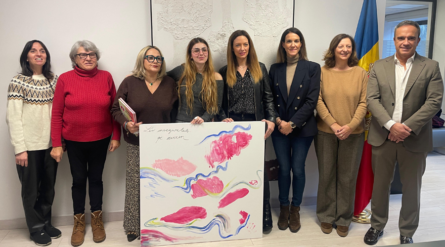 Quarta i cinquena per l'esquerra, l'artista Effy i la ministra de Salut, Helena Mas (SFGA)