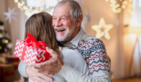 Un avi rebent un regal de la seva neta