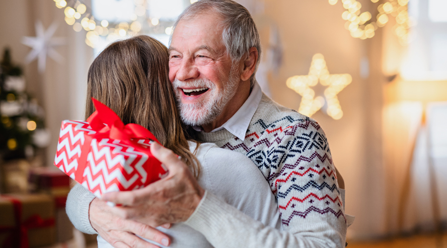 Un avi rebent un regal de la seva neta (Getty Images)