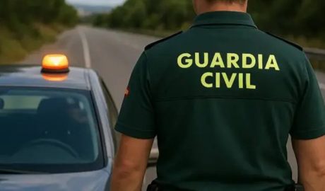 Un vehicle utilitzant la balisa V16 a Espanya