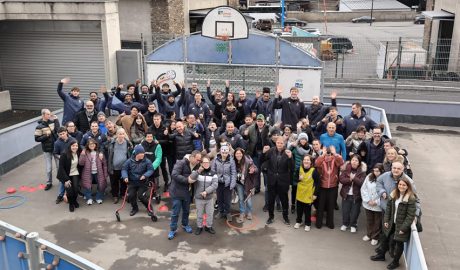 Als fons, la plantilla del BC Andorra amb els responsables i usuaris de la fundació