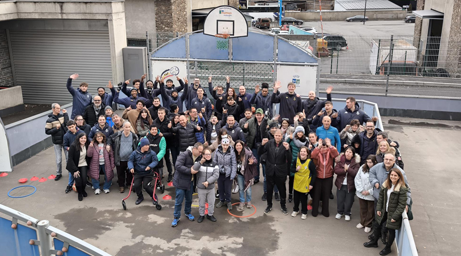 Als fons, la plantilla del BC Andorra amb els responsables i usuaris de la fundació (FPNSM)