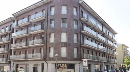 Bloc de pisos tancat de la plaça d'Europa de la Seu d'Urgell