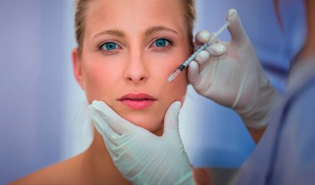 Un professional injectant Botox® a una pacient