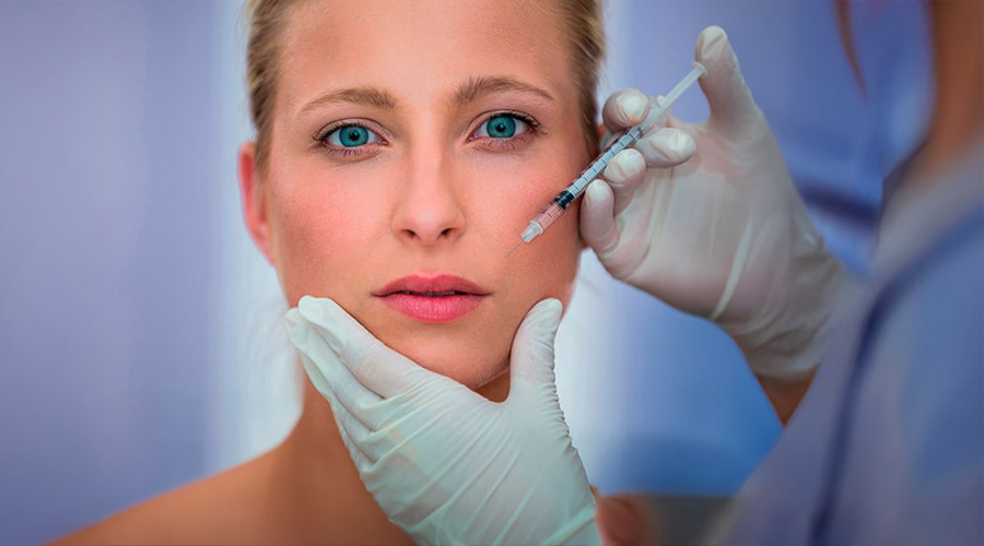Un professional injectant Botox® a una pacient