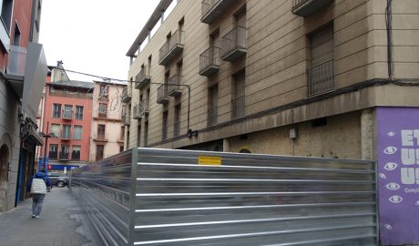 A la dreta, l'edifici de Cal Pensament