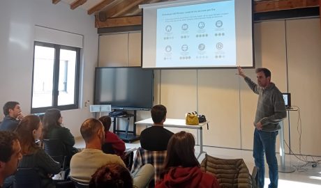 El director general de Polítiques de Muntanya, Carlos Guàrdia, durant la recepció a l'alumnat del Màster