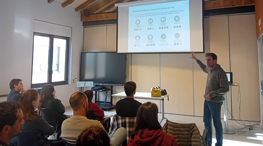 El director general de Polítiques de Muntanya, Carlos Guàrdia, durant la recepció a l'alumnat del Màster (Govern.cat)