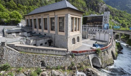 La central hidroelèctrica i l’edifici de serveis