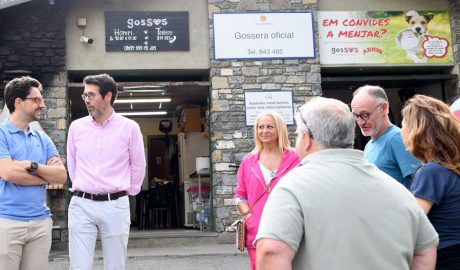 Autoritats en una visita a la gossera oficial, aquest passat estiu