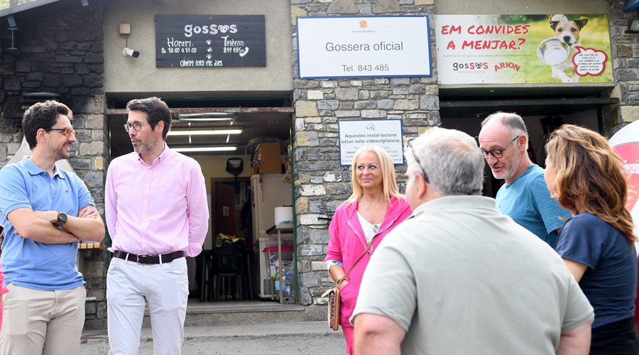 Autoritats en una visita a la gossera oficial, aquest passat estiu (SFGA)