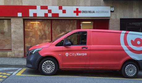 Un vehicle de CityXerpa davant de la seu de l'ONG