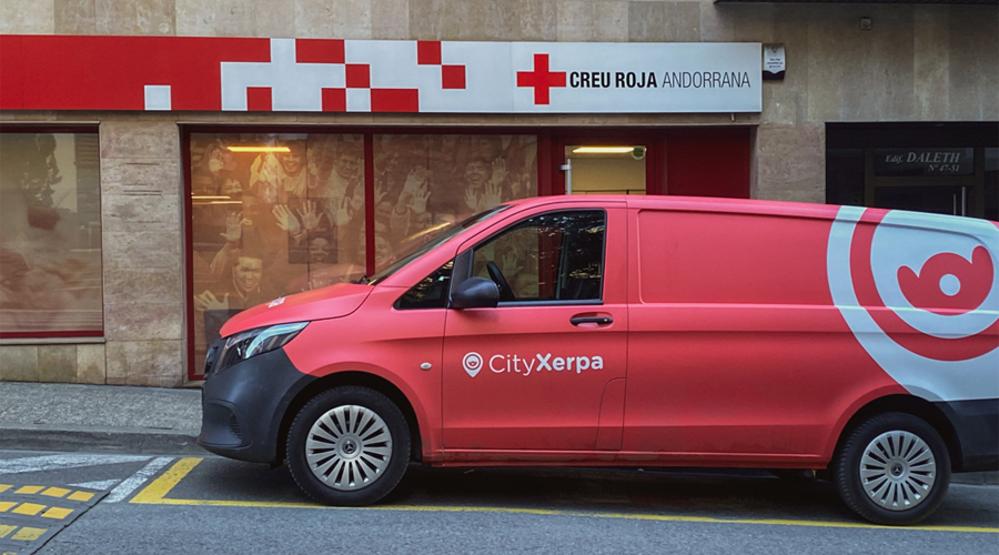 Un vehicle de CityXerpa davant de la seu de l'ONG (Creu Roja Andorrana)
