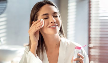 Una dona tenint cura de la pell de la seva cara