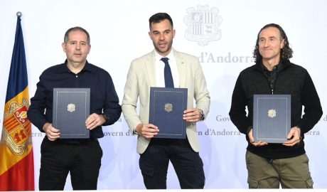 Al centre, David Forné, acompanyat dels presidents de les dues associacions de taxistes