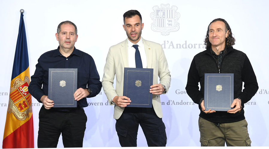 Al centre, David Forné, acompanyat dels presidents de les dues associacions de taxistes (SFGA)