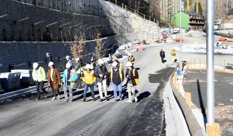Les autoritats i tècnics visitant l'estat de les obres