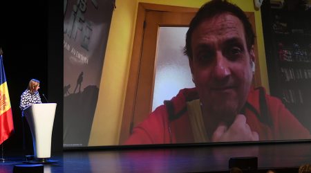 A l'esquerra, la ministra Trini Marín i, en pantalla, Albert Espinosa