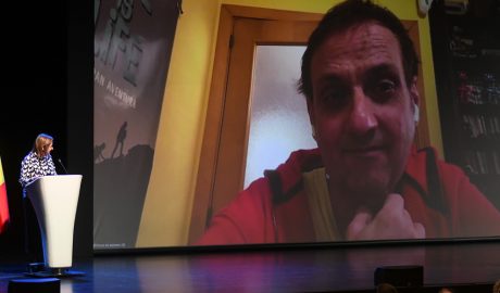 A l'esquerra, la ministra Trini Marín i, en pantalla, Albert Espinosa