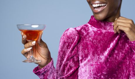 Una dona amb un vestit de vellut de festa