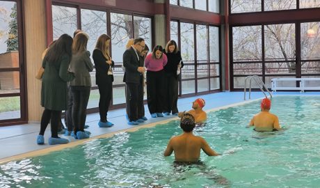 Espot amb la resta d'autoritats a la piscina de l'entitat