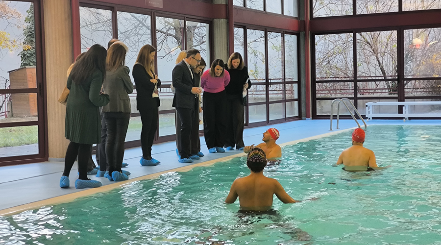 Espot amb la resta d'autoritats a la piscina de l'entitat (FPNSM)