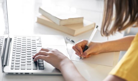 Una estudiant escrivint