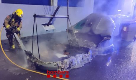 Incendi en contenidors de recollida selectiva al carrer de La Salle de la Seu d'Urgell