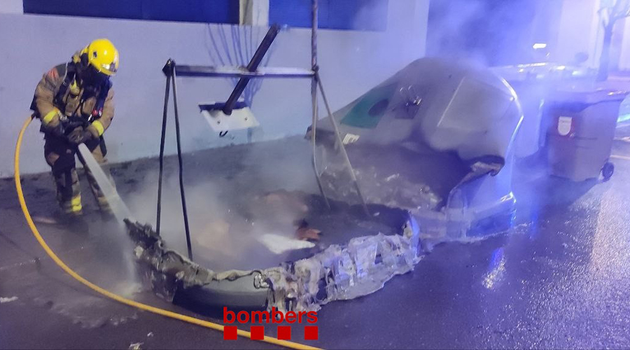 Incendi en contenidors de recollida selectiva al carrer de La Salle de la Seu d'Urgell (Foto: Bombers Generalitat)