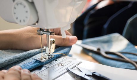 Una persona utilitzant una màquina de cosir