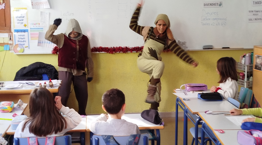 Els personatges màgics en una de les classes que han visitat (Aj. la Seu)