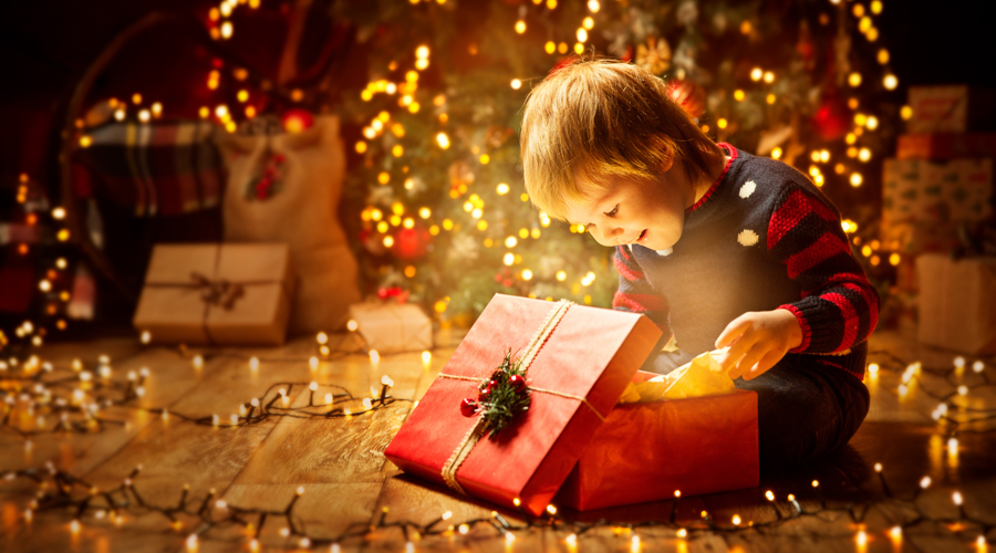 Un infant obrint un regal (Getty Images)