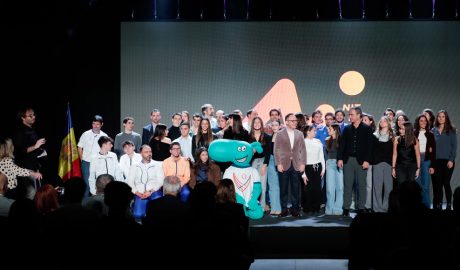 Els guardonats i les autoritats damunt l'escenari de la Nit de l'Esport