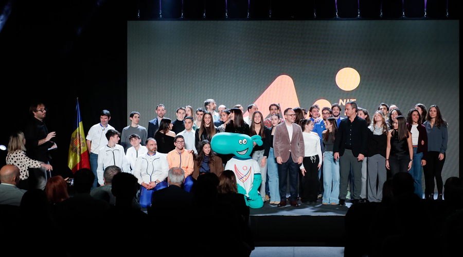 Els guardonats i les autoritats damunt l'escenari de la Nit de l'Esport (SFGA)