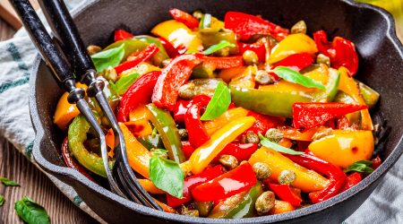 Un recipient amb una saborosa peperonata