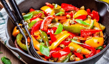 Un recipient amb una saborosa peperonata