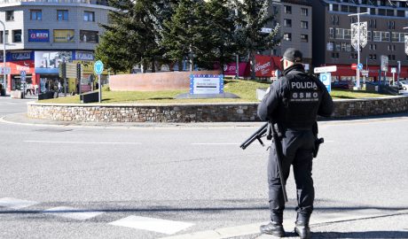 Un policia fent tasques de vigilància al Pas de la Casa