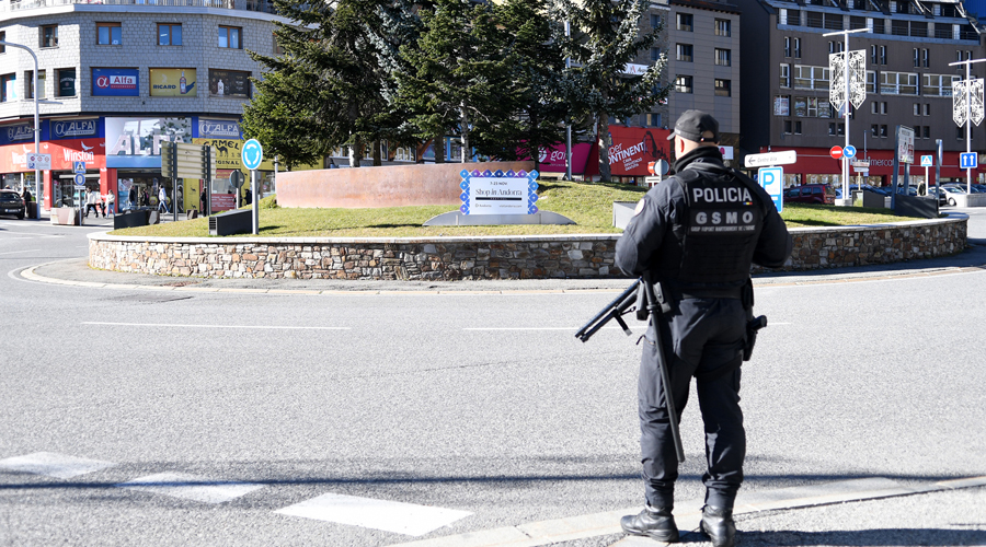 Un policia fent tasques de vigilància al Pas de la Casa (SFGA)