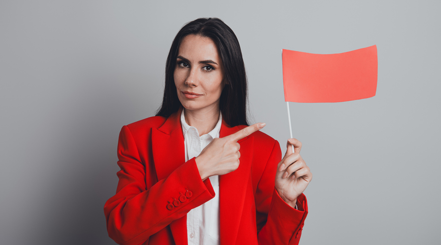Una dona mostrant una bandera vermella -red flag-